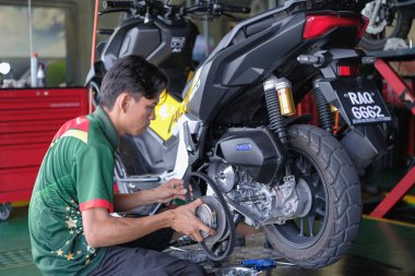 Segamat, Malezya - 3. Şube, 2024: Segamat 'ta bir motosikleti tamir eden tamirci.