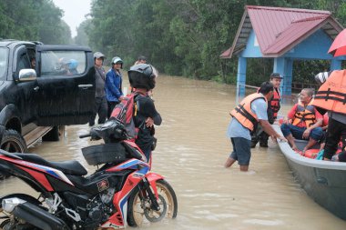 Muadzam Şah, Malezya - 4 Nisan 2023: Kurtarma ekibi sel mağdurlarına kurtarma botlarıyla yardım ediyor
