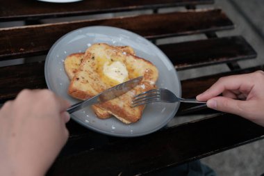 Kahveyle kahvaltı, tost, sahanda yumurta ve ahşap masada reçel.