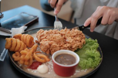 Bir tabak tavuk pirzolası ve yanında patates kızartması.