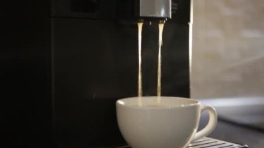 Sade kahve makinesi evde kahve dolduruyor.