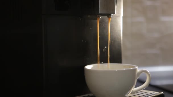 Μαύρη Καφετιέρα Ρίχνει Φλιτζάνι Καφέ Στο Σπίτι — Αρχείο Βίντεο