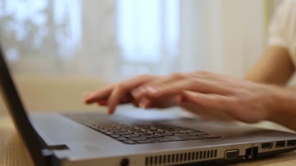 Ręce Młodego Człowieka Korzystającego Laptopa Wpisując Tekst — Wideo stockowe
