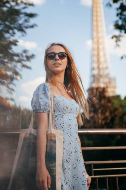 Eyfel Kulesi 'nin yakınındaki güzel Parisli kadın. 