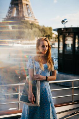 Eyfel Kulesi 'nin yakınındaki güzel Parisli kadın. 