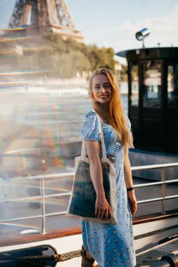 Eyfel Kulesi 'nin yakınındaki güzel Parisli kadın. 