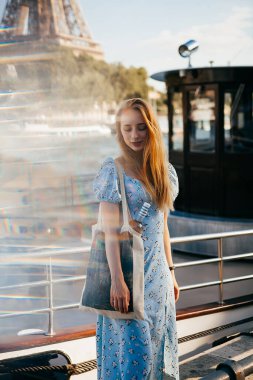 Eyfel Kulesi 'nin yakınındaki güzel Parisli kadın. 