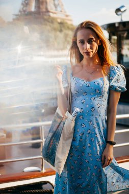 Eyfel Kulesi 'nin yakınındaki güzel Parisli kadın. 