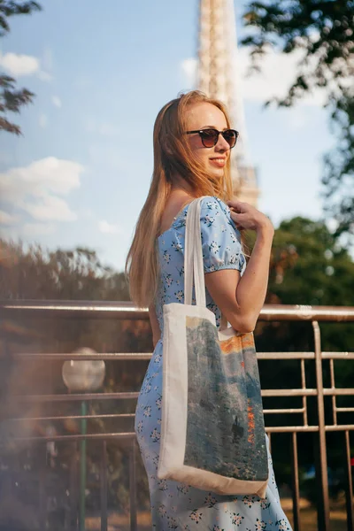 Eyfel Kulesi 'nin yakınındaki güzel Parisli kadın. 