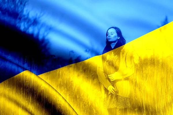乌克兰危机概念的例证是乌克兰国旗的颜色 在室外双重暴露的乌克兰人女孩和乌克兰国旗 免版税图库照片