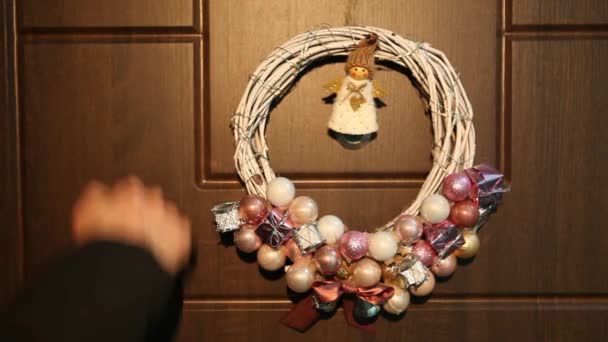 Στεφάνι Χριστούγεννα Στην Πόρτα Χέρι Ανθρώπου Που Χτυπά Την Πόρτα — Αρχείο Βίντεο