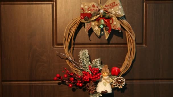 门上挂着圣诞花环 一个敲门的人的手 — 图库视频影像