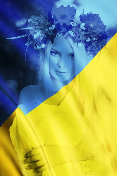 双重曝光的乌克兰人女孩头戴花环和乌克兰国旗 乌克兰战争 图库图片