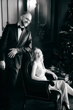 Yanında bir kız olan bir adam Noel 'i kutluyor. Birbirini seven bir çift yeni yıl arifesinde eğlenir. Yeni yılın aşk hikayesi.