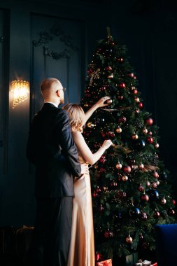 Yanında bir kız olan bir adam Noel 'i kutluyor. Birbirini seven bir çift yeni yıl arifesinde eğlenir. Yeni yılın aşk hikayesi.