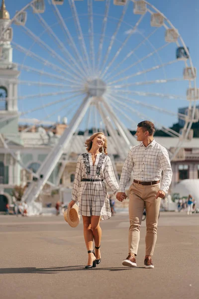 Mooi Paar Glimlachen Poseren Buurt Van Ferris Wiel — Stockfoto