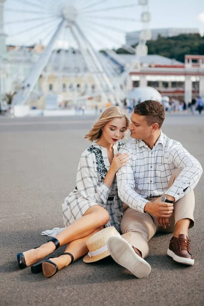 Mooi Paar Glimlachen Poseren Buurt Van Ferris Wiel — Stockfoto