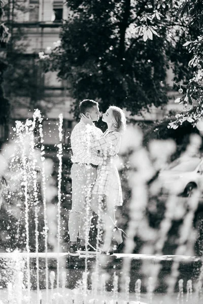 Schönes Paar Lächelt Brunnen — Stockfoto