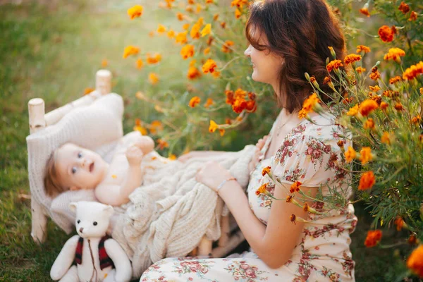 Young Woman Holds Her Little Son Her Arms Garden — Stock Photo, Image