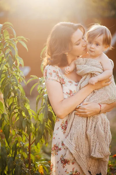 Mladá Žena Drží Svého Malého Syna Náručí Zahradě — Stock fotografie