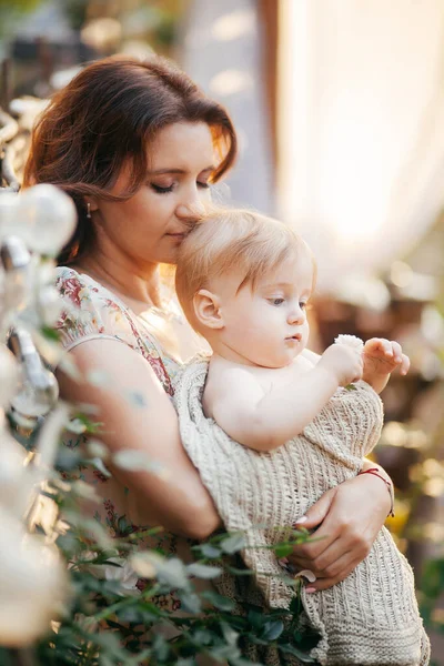 Una Giovane Donna Tiene Suo Piccolo Figlio Tra Braccia Giardino — Foto Stock