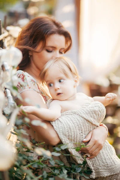 Una Giovane Donna Tiene Suo Piccolo Figlio Tra Braccia Giardino — Foto Stock