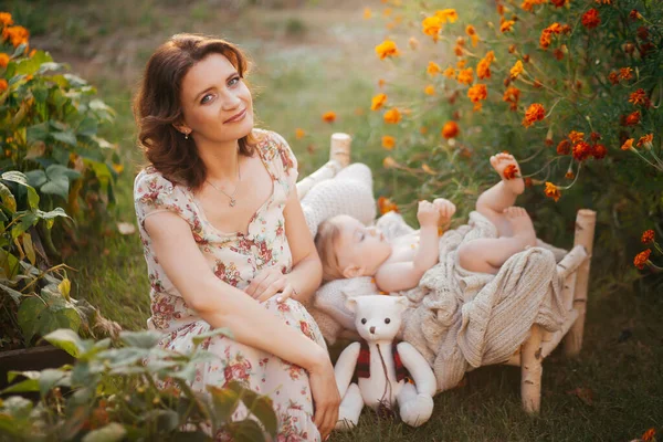 Een Jonge Vrouw Houdt Haar Zoontje Haar Armen Tuin Bij — Stockfoto