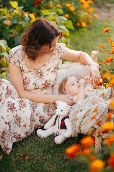 Mladá Žena Drží Svého Malého Syna Náručí Zahradě — Stock fotografie