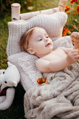 Yeni doğan çocuk doğada bir karyolada