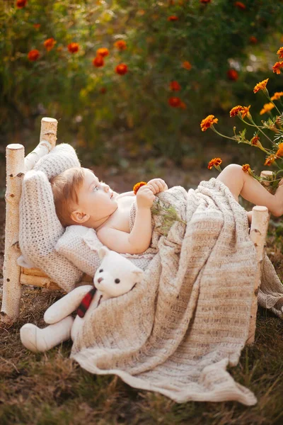 Новорожденный Мальчик Детской Кроватке Природе — стоковое фото