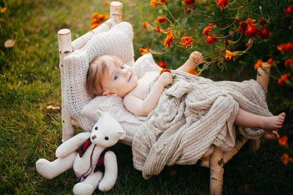 Новорожденный Мальчик Детской Кроватке Природе — стоковое фото
