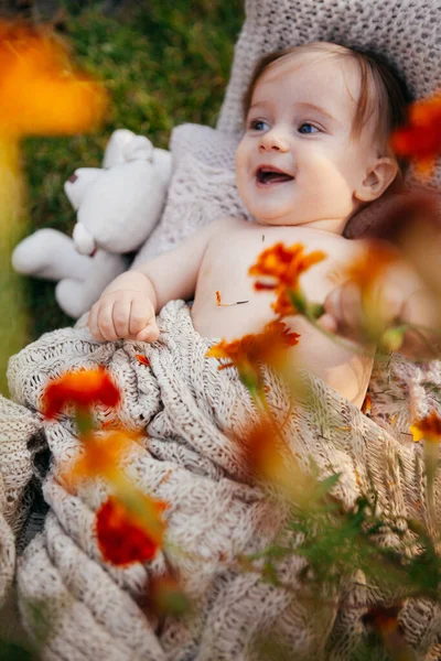 Neugeborener Junge Kinderbett Der Natur — Stockfoto