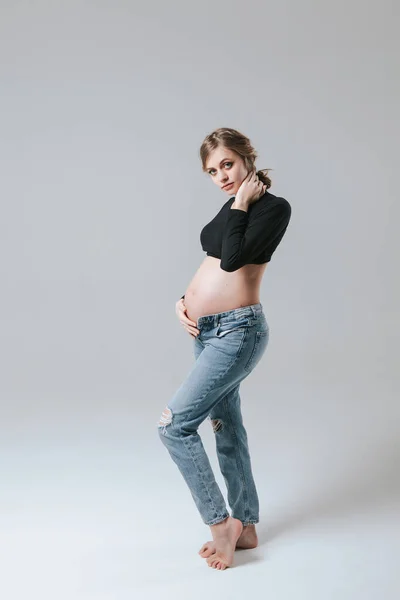 Jeune Fille Enceinte Jeans Sur Fond Blanc — Photo