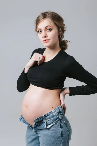 Joven Embarazada Jeans Sobre Fondo Blanco —  Fotos de Stock