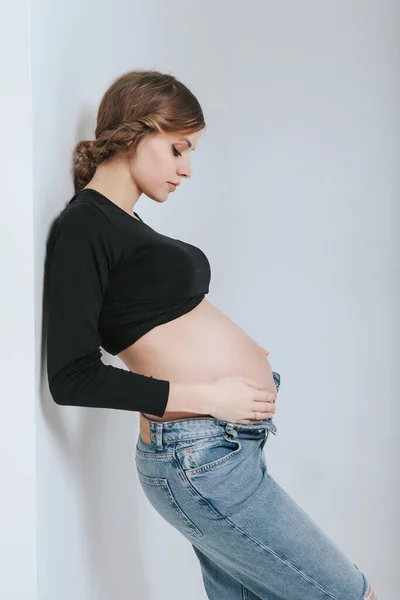 Junge Schwangere Mädchen Jeans Auf Weißem Hintergrund — Stockfoto