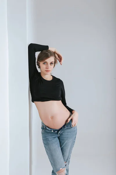 Mladý Těhotná Dívka Džínách Bílém Pozadí — Stock fotografie