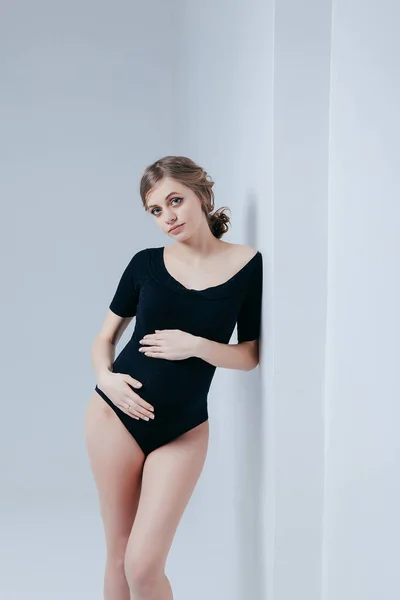Beyaz Bir Arka Planda Siyah Elbiseli Hamile Bir Kız — Stok fotoğraf
