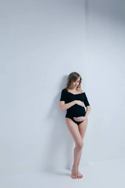 Ung Gravid Flicka Svart Kroppsdräkt Vit Bakgrund — Stockfoto