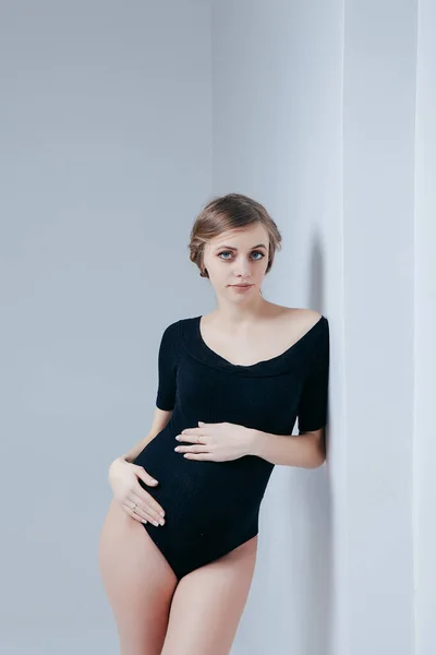 Mladá Těhotná Dívka Černém Obleku Bílém Pozadí — Stock fotografie