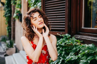 Tipik bir antik İtalyan elbisesi giymiş kırmızı elbiseli genç bir kadın. 