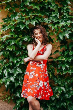 Tipik bir antik İtalyan elbisesi giymiş kırmızı elbiseli genç bir kadın. 