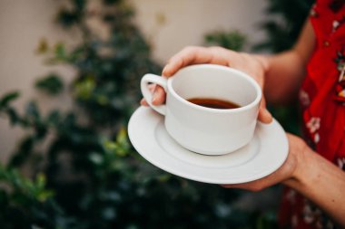 Avrupa fincanında kırmızı elbiseli güzel bir kadın.