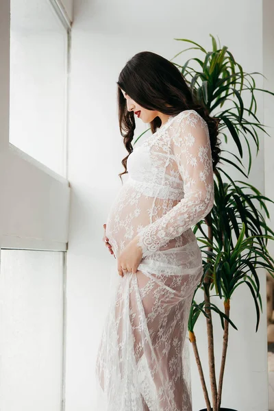 Όμορφη Έγκυος Κοπέλα Ένα Λευκό Φόρεμα Στο Εσωτερικό — Φωτογραφία Αρχείου