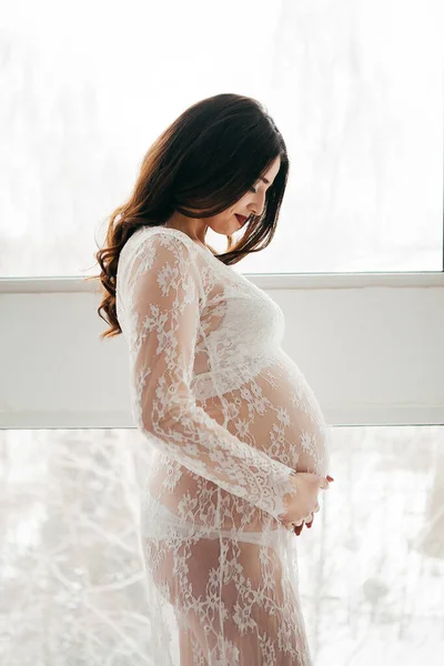 Krásná Těhotná Dívka Bílých Šatech Interiéru — Stock fotografie