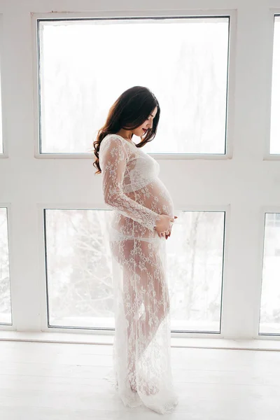 Belle Fille Enceinte Dans Une Robe Blanche Intérieur — Photo