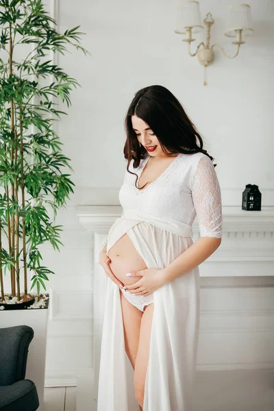 Vacker Gravid Flicka Vit Klänning Inredningen — Stockfoto