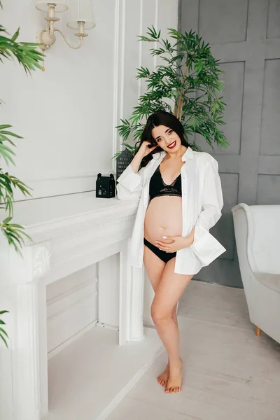 Schöne Schwangere Mädchen Unterwäsche Inneren — Stockfoto