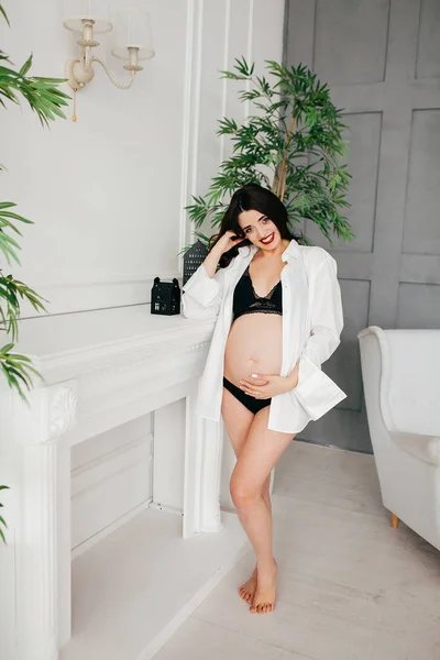 Krásná Těhotná Dívka Spodním Prádle Interiéru — Stock fotografie