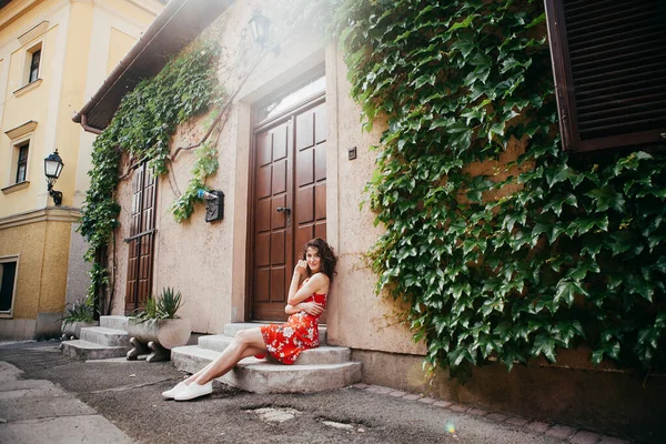 Ung Kvinnlig Modell Röd Klänning Typisk Italiensk Antik — Stockfoto
