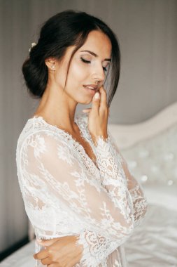 Genç esmer kadın yatak odasında.